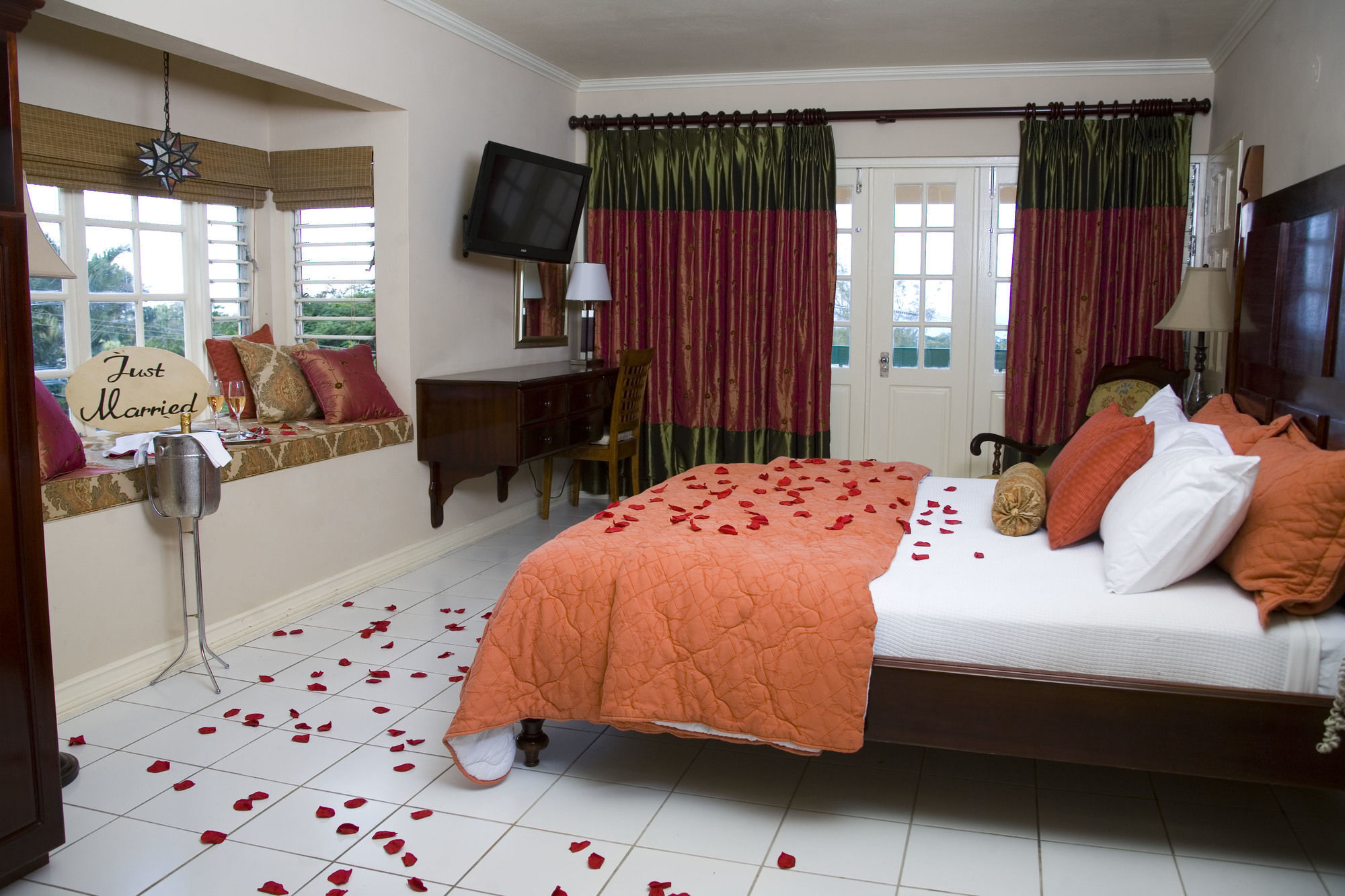 Cardiff Hotel And Spa Runaway Bay Kültér fotó